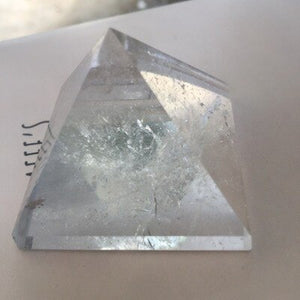Pirámide de cuarzo blanco transparente