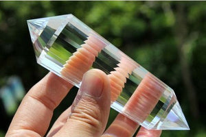 Figura geométrica pulida de cuarzo transparente