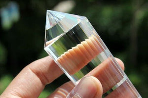 Figura geométrica pulida de cuarzo transparente